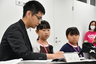 こども模擬裁判で紙を見ながら相談する裁判官チームの様子