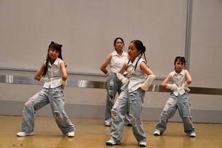 ダンスをする四名の少女たち
