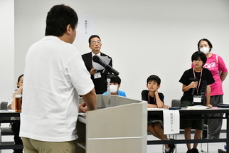 こども模擬裁判で被告人に質問をする子ども