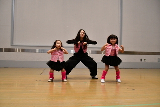 ダンスをする幼児二人と指導員