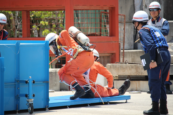 写真:ほふく救出訓練