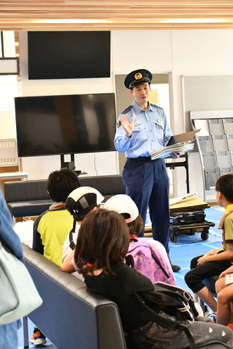 警察官から説明を受けるこどもたち