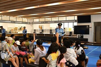 新庁舎で警察官に説明を受けるこどもたち