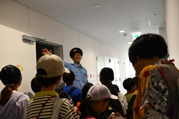 八尾警察署の新庁舎の中を見学するこどもたち
