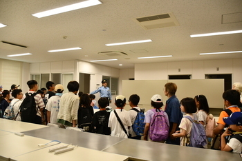 八尾警察署の新庁舎の中を見学するこどもたち3