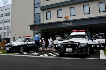 八尾警察署の前でパトカーに乗車体験するこどもたち