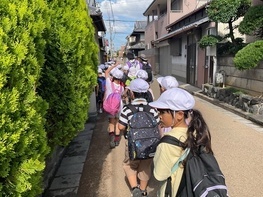 遠足に向かう子どもたち