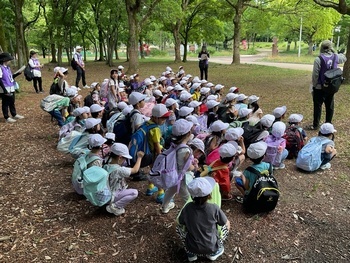 遠足に向かう子どもたちと、お弁当前に注意事項を聞く子どもたち。