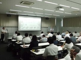 講義を聴いている参加者の様子