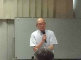講義をしている講師の写真