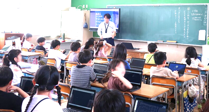 授業を受ける子どもたち