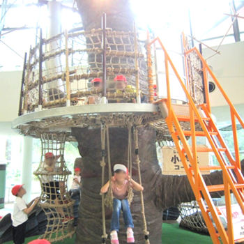 屋内遊具で遊ぶ子どもたち