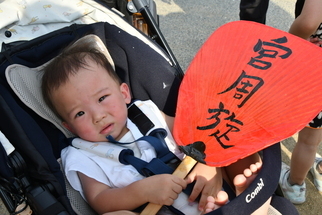 うちわをもつあかちゃん