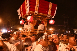 布団太鼓をかつぐ人々