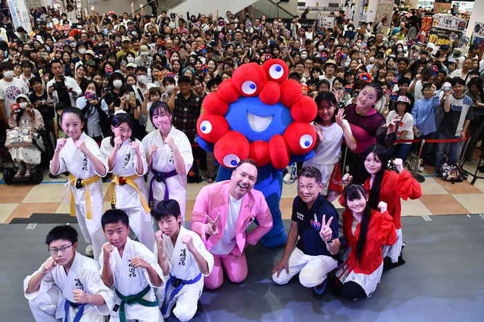画像:ミャクミャク集合写真