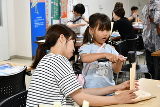 協力してスツールを作成する親子