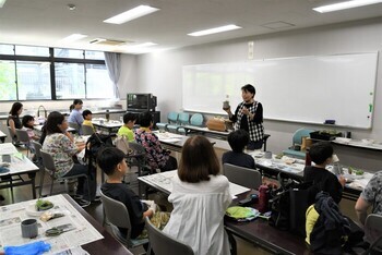 講師から多肉植物の特徴や育て方について説明
