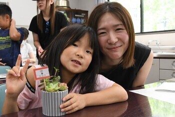 多肉植物の寄せ植えを楽しむ児童