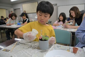 多肉植物の寄せ植えに真剣に取り組む児童2