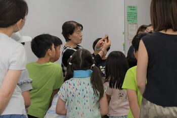 教室の講師の話を聞く児童たち