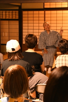 座りながら語る三上さん