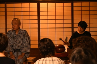 怪談を語る三上さんと効果音を奏でるAndreさん