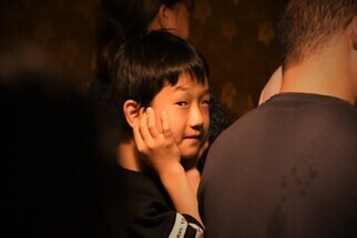 耳をふさぐ男の子