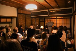 怪談小説ひとり語り芝居の様子