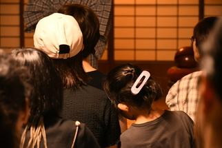 怖くてお母さんにしがみつく女の子