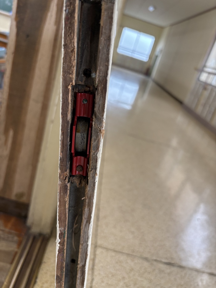教室ドアの新しい滑車