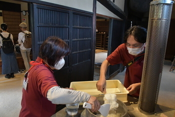 炊きあがったご飯をよそう施設職員