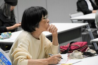 耳をふさぐ男の子
