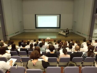 講義を聴いている受講者の様子