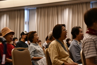 会場全体で舌の運動をしている様子