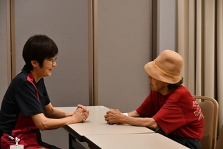 参加者が講師に相談をする様子
