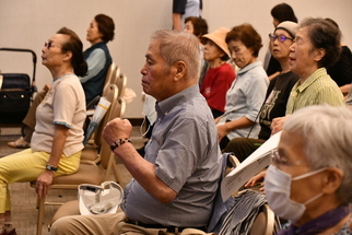 準備運動のために腕を振って足踏みをする参加者