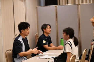 参加者が講師に相談をする様子