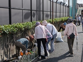 地域の方が地域交流花壇のごみ拾い