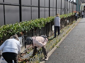 地域の方が地域交流花壇の除草