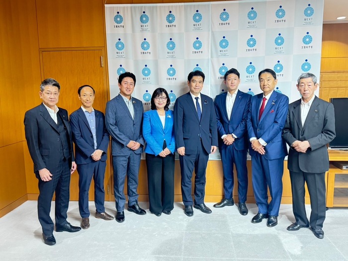 いじめから子どもを守る首長連合に参加する市長らで、松本洋平文部科学大臣を訪問