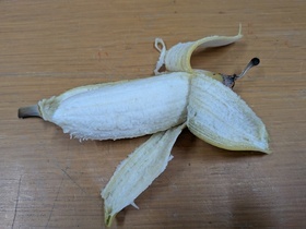 皮をむいたバナナ