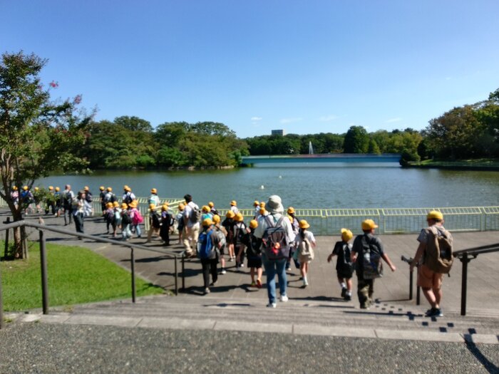 長居植物園の噴水を見学する子どもたち