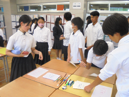 文化祭・展示見学07