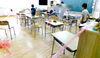 お店の様子。児童用机や椅子同士をスズランテープが張っており、跨いだり潜ったりして抜ける迷路になっている。