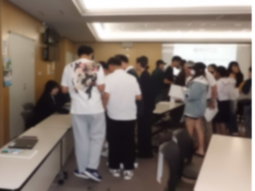 先輩の話を聞いている様子