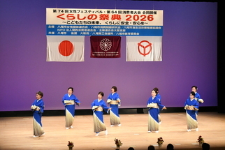 8人の踊り手による新舞踊「秋月の女」の様子