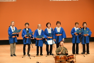 日本民謡講座の「南国土佐を後にして」を小太鼓の音に合わせて歌っている様子