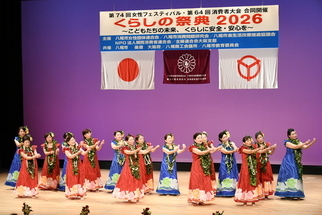 ハワイアンフラ講座の「ヘ ナニ モキハナ」のダンス発表の様子