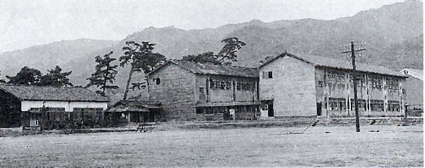 昭和32年頃（1957年）頃の校舎全景（西から東北方向）