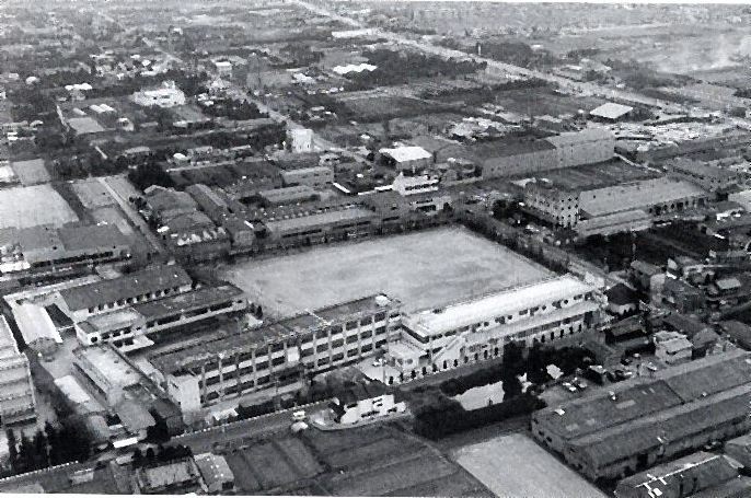 昭和58年頃（1983年）新校舎（中央右の白い校舎）落成当時の航空写真（北から南方向）